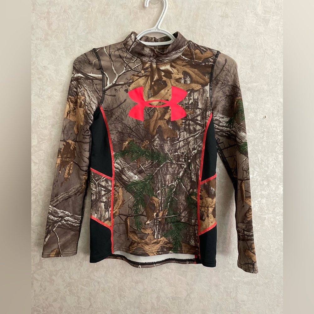 Under Armour girls youth medium long sleeve camouflage athletic top